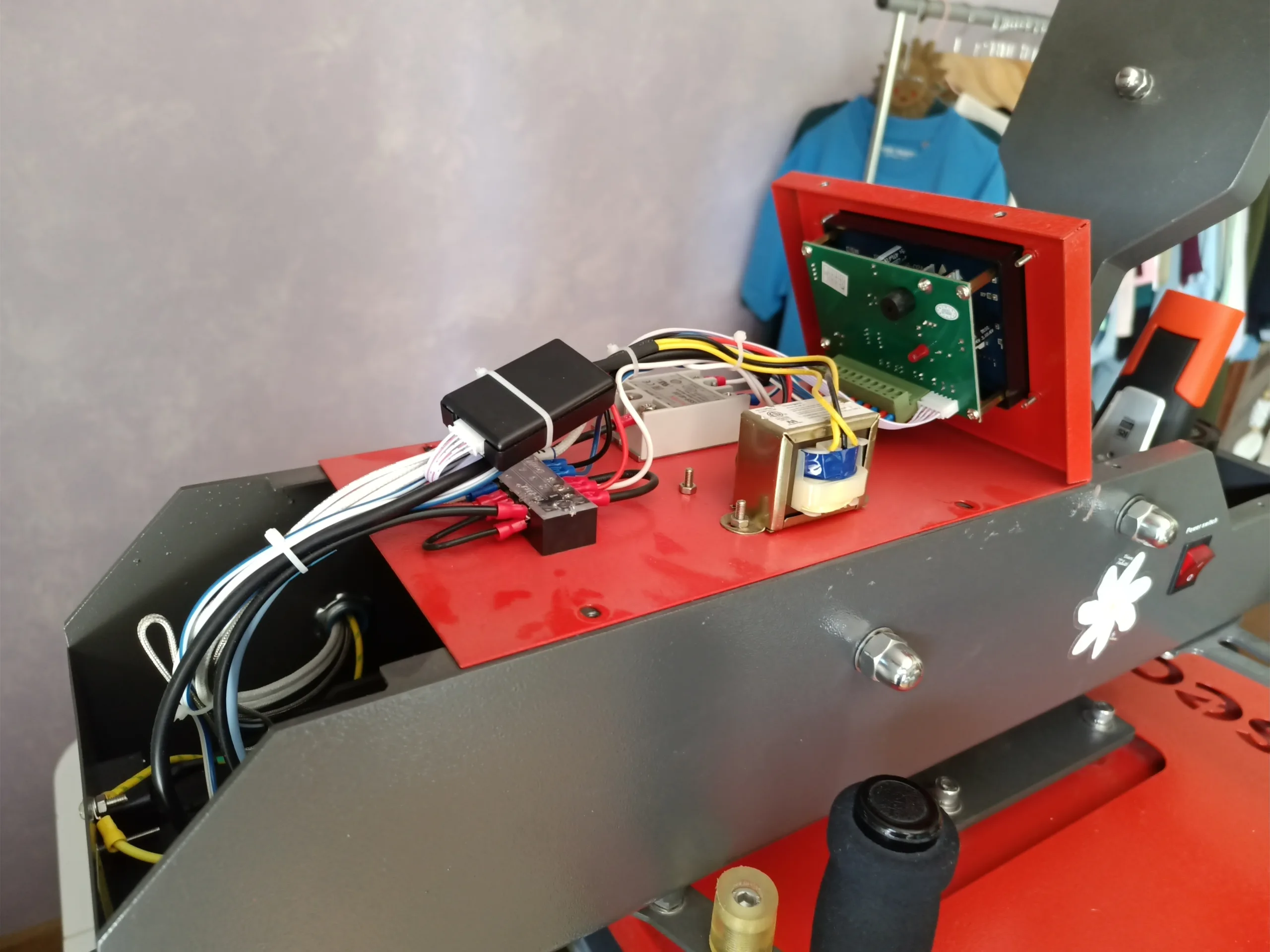 Presse à chaud pivotante Secabo en cours de réparation chez le client, capot électronique ouvert