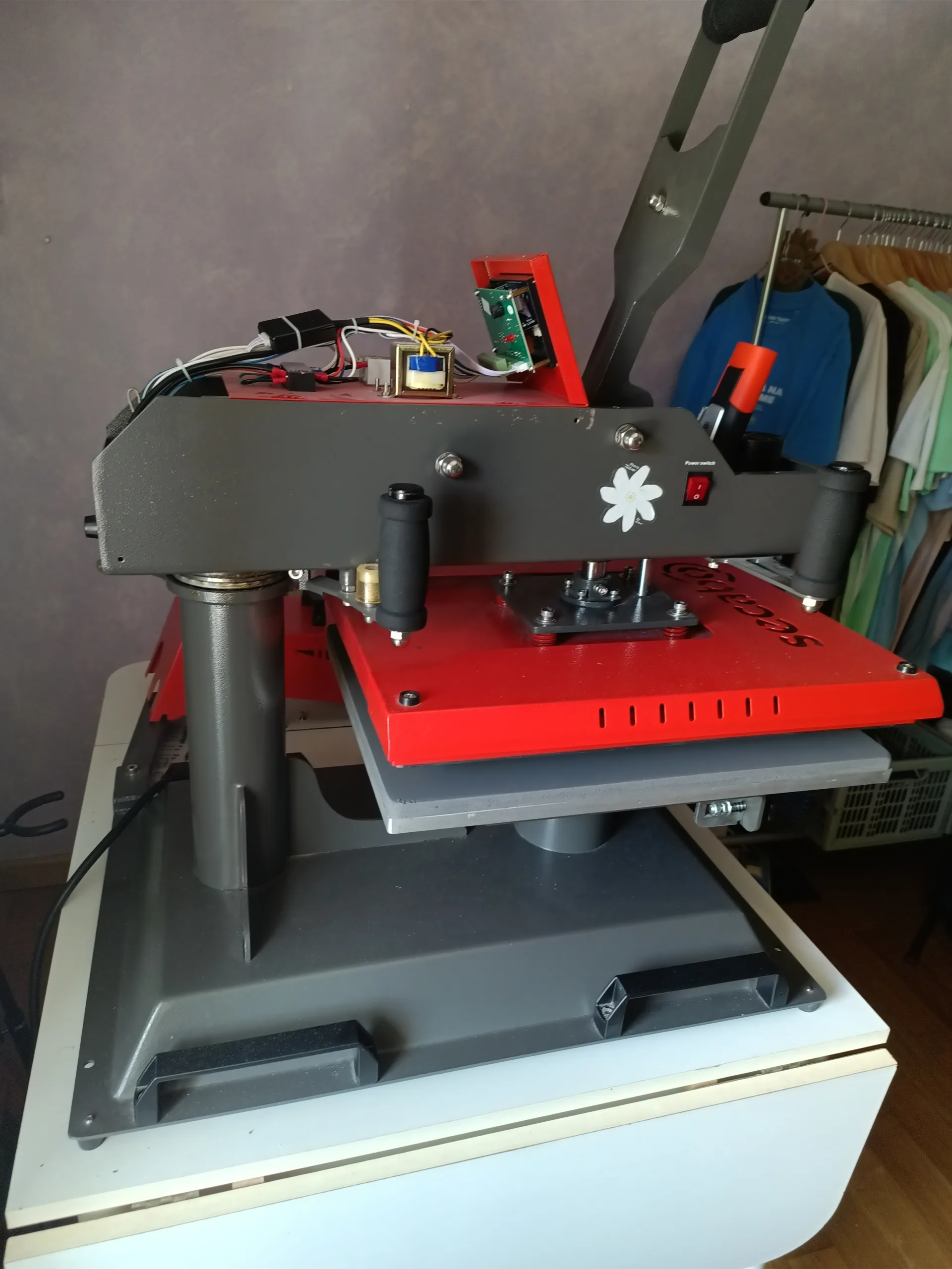 Presse à chaud Secabo pour transfert textile, intervention LaboTechno