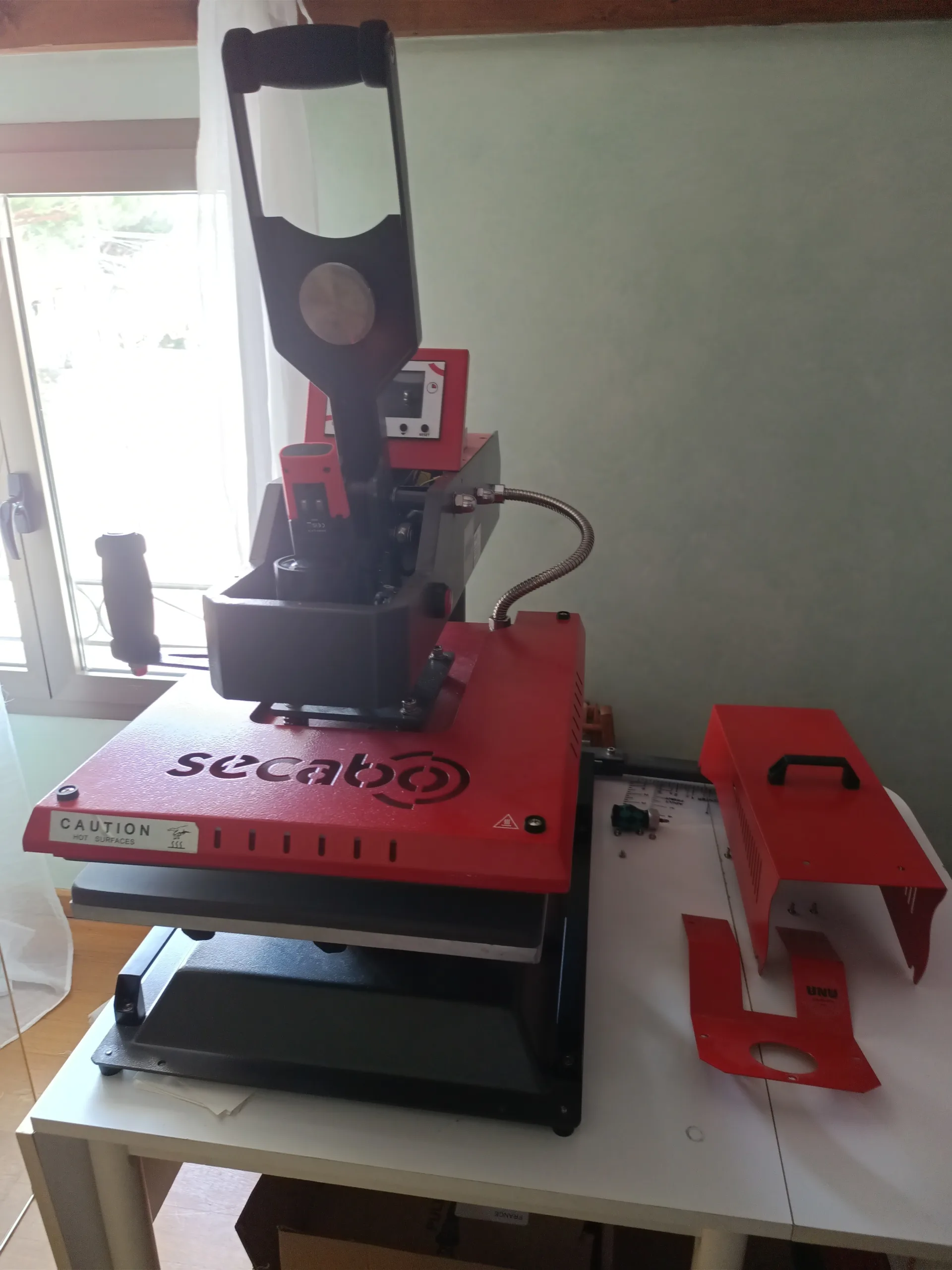 Presse à chaud Secabo pour transfert textile, intervention LaboTechno